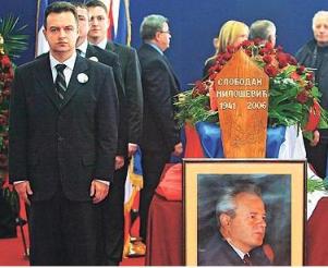 Ivica Dacic visita la salma di Milosevic. Oggi è il primo ministro serbo (pravda.rs)