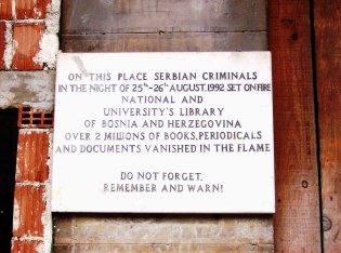 La scritta alla Biblioteca Nazionale di Sarajevo che ricorda l'incendio del 1992