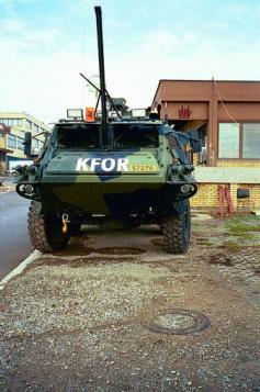 Un mezzo della forza internazionale a guida Nato a Pristina nel 2000 (foto Michelle Walz, http://bit.ly/1kuY8rA)